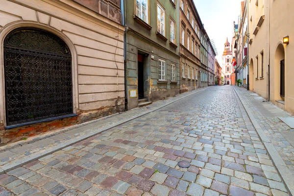 Poznan. Vieille rue traditionnelle étroite au lever du soleil. — Photo