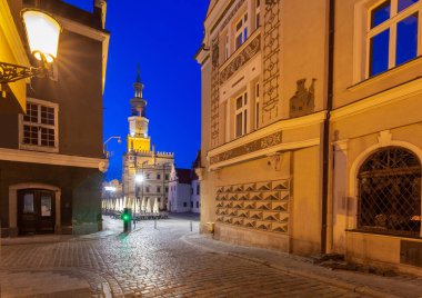Poznan. Eski şehir meydanında gündoğumunda ünlü ortaçağ evleri.