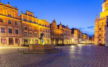 Poznan. Eski şehir meydanında gündoğumunda ünlü ortaçağ evleri.