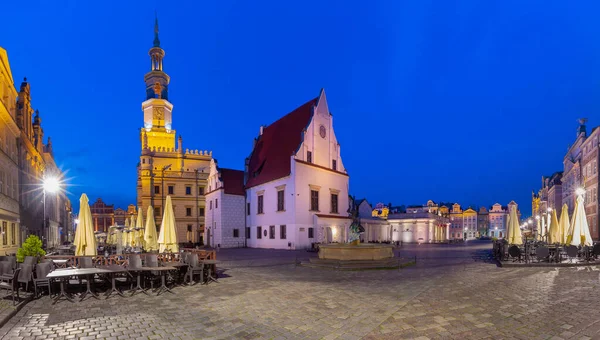 Poznaniu. Rynek Starego Miasta ze słynnymi średniowiecznymi domami o wschodzie słońca. — Zdjęcie stockowe