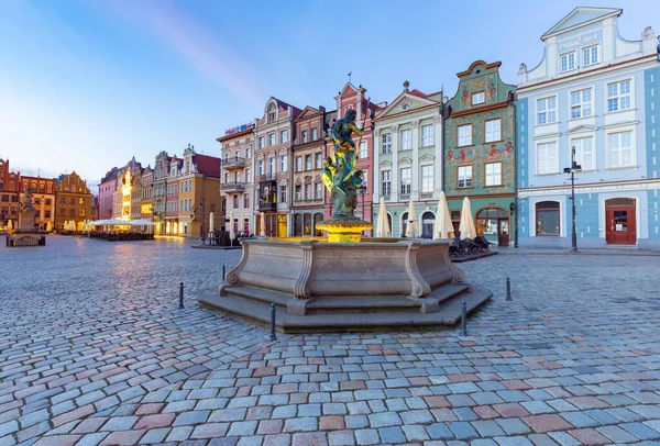 Poznan. Gamla stans torg med berömda medeltida hus vid soluppgången. — Stockfoto