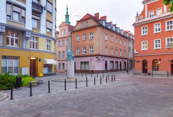 Poznan. Antigua calle estrecha tradicional de la ciudad al amanecer. — Foto de Stock