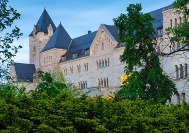 Poznan. Günbatımında eski bir ortaçağ binasının cephesi