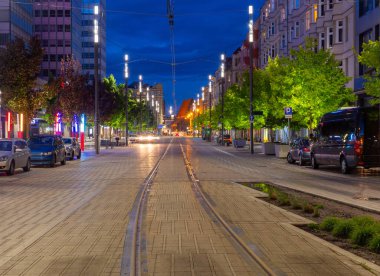 Poznan. Şehir merkezinde modern bir merkez cadde..