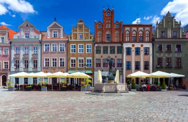 Poznan. Güneşli bir günde pazar meydanı.