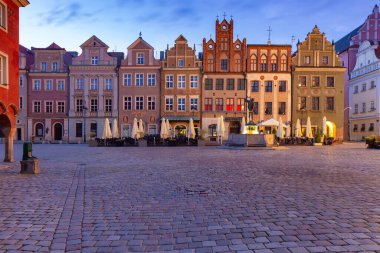 Poznan. Eski şehir meydanında gündoğumunda ünlü ortaçağ evleri.