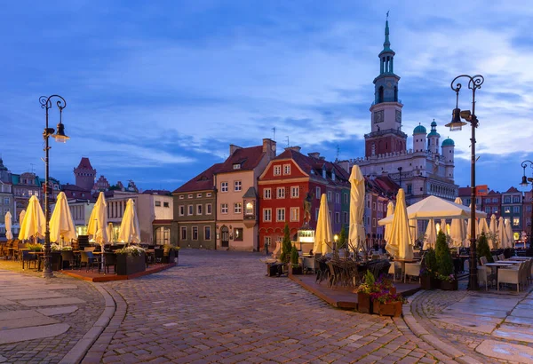 Poznan. Plaza de la Ciudad Vieja con famosas casas medievales al amanecer. — Foto de Stock