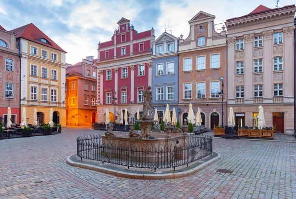 Poznan. Place de la Vieille Ville avec des maisons médiévales célèbres au lever du soleil. — Photo