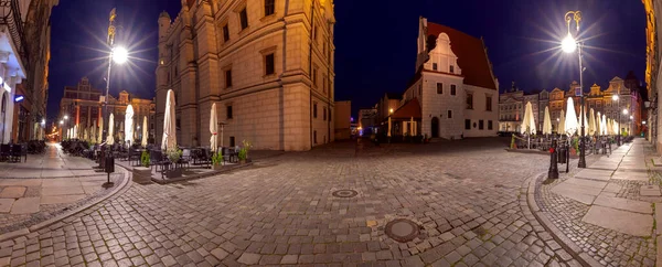 Poznan. Panorama do antigo mercado medieval à noite. — Fotografia de Stock