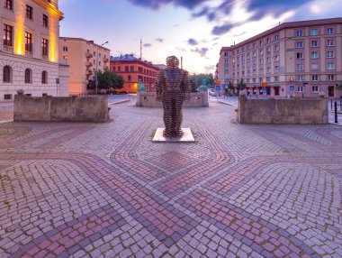 Poznan. Şafakta Karol Marcinkowski sokağı.