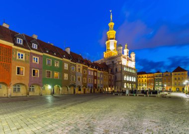 Poznan. Eski şehir meydanında gündoğumunda ünlü ortaçağ evleri.