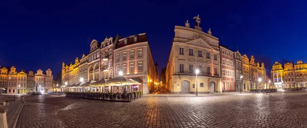 Poznan. Panorama do antigo mercado medieval à noite. — Fotografia de Stock