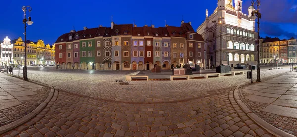 Poznaniu. Panorama starego średniowiecznego targu w nocy. — Zdjęcie stockowe