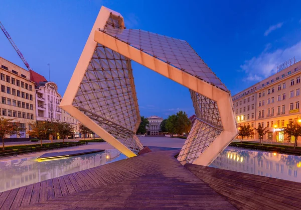 View of the Freedom Square and the city fountain at sunrise. — Stockfoto