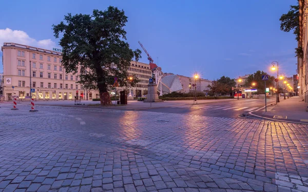 Vue sur la Place de la Liberté et la fontaine de la ville au lever du soleil. — Photo