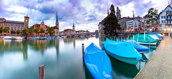 Zurique. Embarque da cidade velha e casas medievais ao amanhecer. — Fotografia de Stock