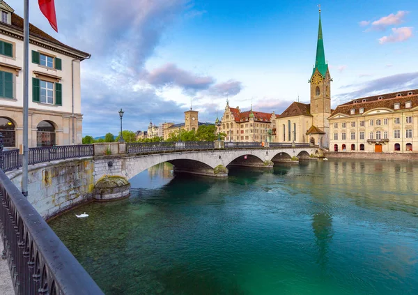 Zürich. Oude stadsdijk en middeleeuwse huizen bij dageraad. — Stockfoto