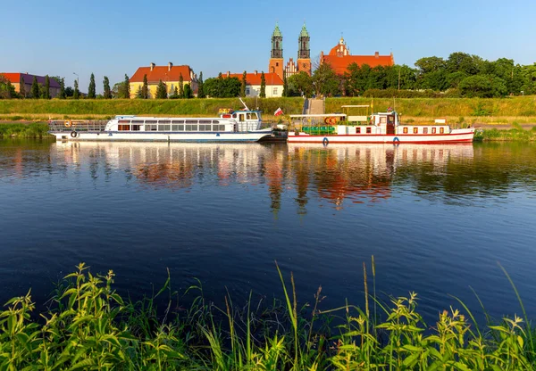 Poznan. Catedral na Ilha Tumskiy em uma noite de verão ensolarada. — Fotografia de Stock