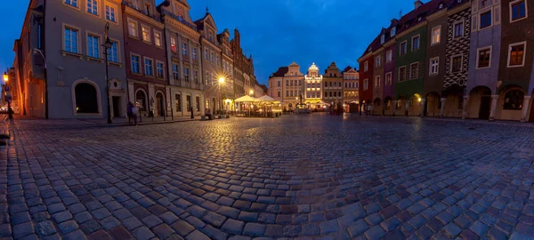 Poznan. Panorama of the old medieval market at night. — Stock Photo, Image