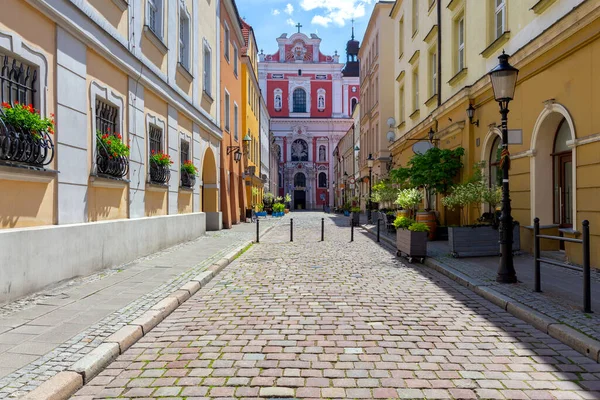 Poznan. Calle antigua estrecha con famosas casas medievales. — Foto de Stock