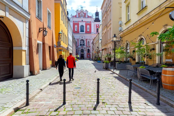 Poznan. Calle antigua estrecha con famosas casas medievales. — Foto de Stock