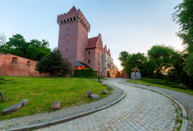 Poznan. Gün doğumunda eski, dar şehir caddesi.