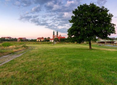 Poznan. Güneşli bir yaz akşamında Tumskiy Adası 'ndaki katedral.