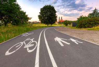 Poznan. Güneşli bir yaz akşamında Tumskiy Adası 'ndaki katedral.