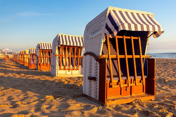 Swinoujscie. Пляжні хатини на березі Балтійського моря рано - вранці.. — стокове фото