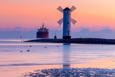 Swinoujscie. Meşhur değirmen deniz feneri gün doğumunda.