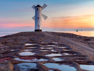 Swinoujscie. Meşhur değirmen deniz feneri gün doğumunda.