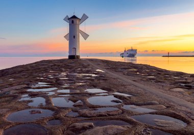 Swinoujscie. Meşhur değirmen deniz feneri gün doğumunda.