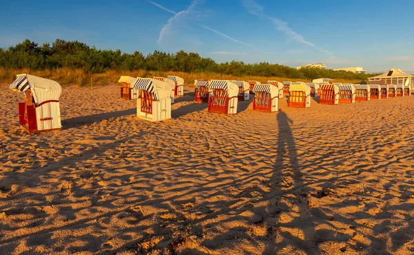 Swinemünde. Strandhütten an der Ostsee am frühen Morgen. — Stockfoto