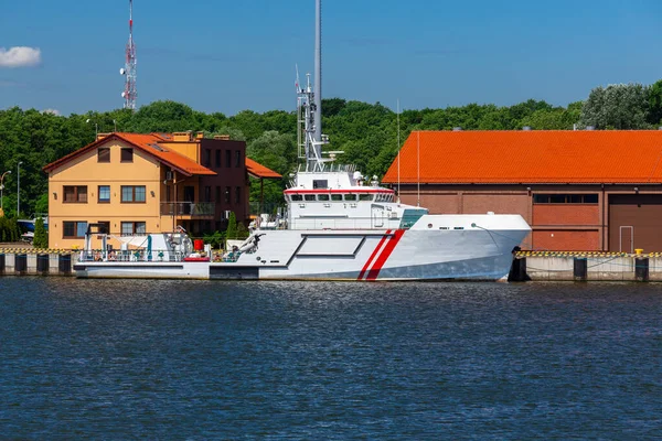 Egy Tengeri Hajó Város Partjainál Egy Napsütéses Napon Swinoujscie Ben — Stock Fotó