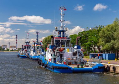 Swinoujscie. Şehir setinde bir deniz gemisi..