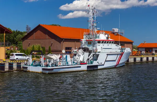 Swinoujscie-ben. Tengeri hajó a város töltésénél. — Stock Fotó