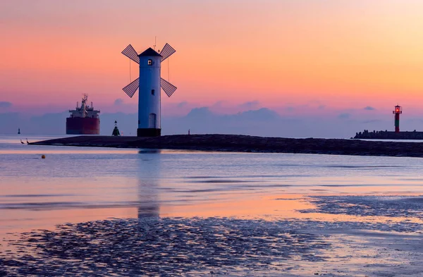 Swinemünde. Berühmter alter Windmühlen-Leuchtturm bei Sonnenaufgang. — Stockfoto
