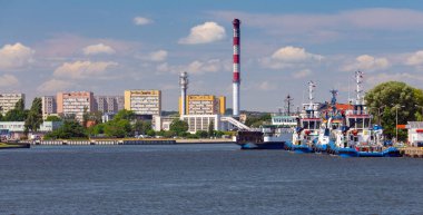 Swinoujscie. Güneşli bir günde limanın su bölgesi.
