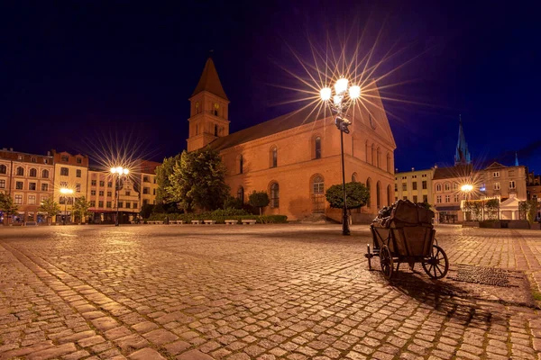 Torun. Ny markedsplads og St. Johns katolske kirke ved solopgang. - Stock-foto