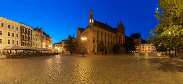 Torun. Praça do mercado velho e prefeitura ao nascer do sol. — Fotografia de Stock