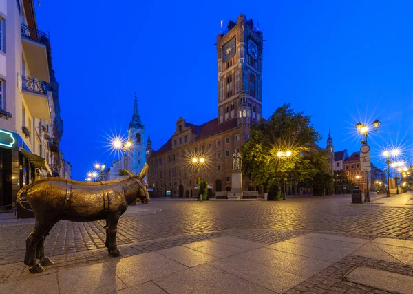 Torun. Praça do mercado velho e prefeitura ao nascer do sol. — Fotografia de Stock