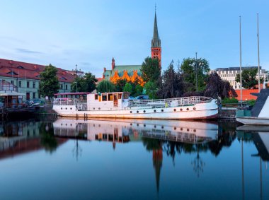 Bydgoszcz. Gün doğumunda nehir kıyısında şehir seti.