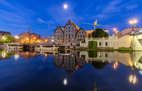 Bydgoszcz. remblai municipal le long de la rivière au lever du soleil — Photo