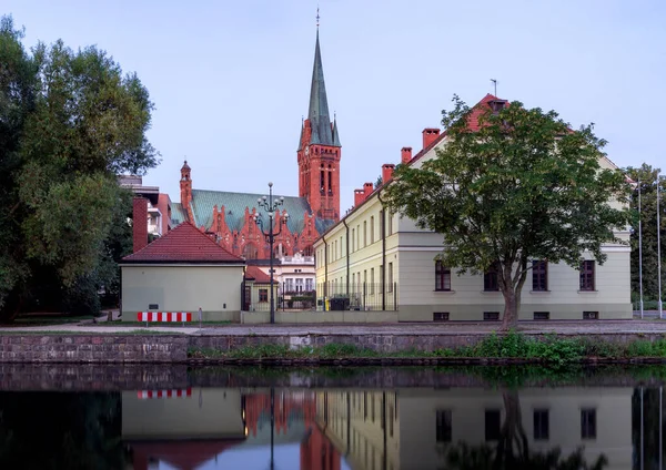 Bydgoszcz. Igreja Católica de Santo André Bobolas ao amanhecer. — Fotografia de Stock