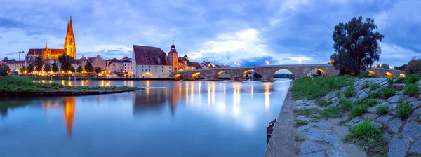 Regensburg. Alte Steinbrücke über die Donau bei nächtlichem Licht. — Stockfoto
