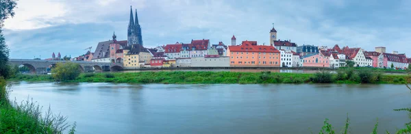 Regensburg. Pohled na starou historickou část města za úsvitu. — Stock fotografie