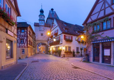 Gece aydınlığında eski bir ortaçağ sokağı. Rothenburg ob der Tauber. Bavyera Almanya.