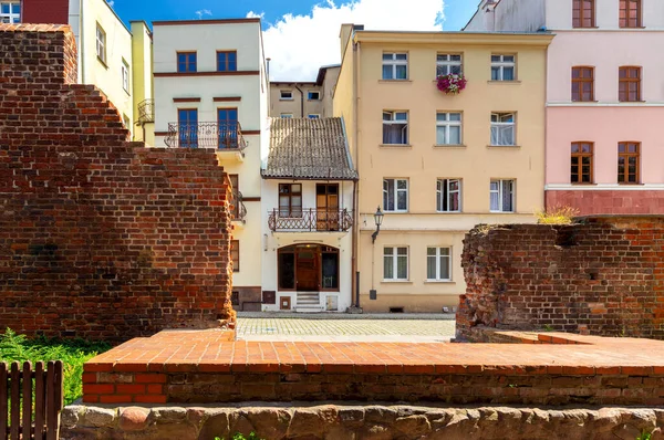 Torun. Casas antiguas en la parte histórica de la ciudad. — Foto de Stock