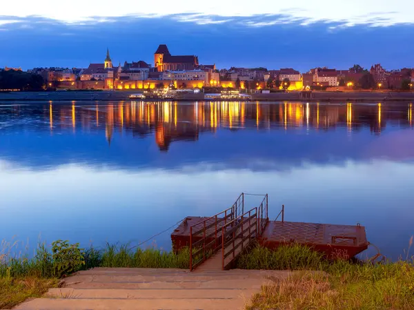 Torun. Embarque da cidade ao longo do rio ao pôr do sol. — Fotografia de Stock