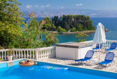 Yunanistan. Korfu. Kerkyra yakınlarındaki fare adasının görüntüsü.